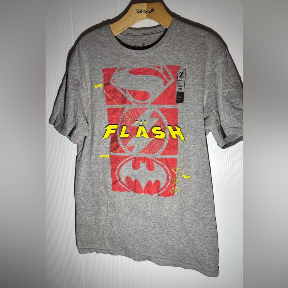 DC Comics Gray T-Shirt with Flash and Superhero Logos Men’s size medium